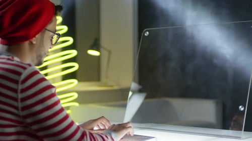 Freelancer trabajando en pantalla interactiva multitáctil
