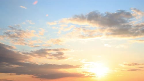 Sonnenuntergang Bewölkter Himmel mit flauschigen Wolken