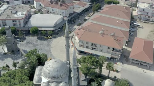 Drohnenvideo von urbanem Stadtbild mit Häusern & Dächern