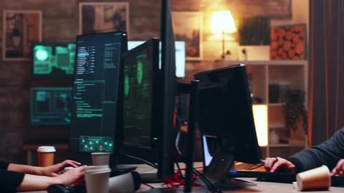 Team von Cyberkriminellen, die moderne Software verwenden