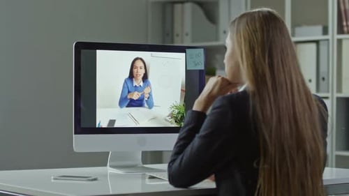 Geschäftsfrauen chatten online