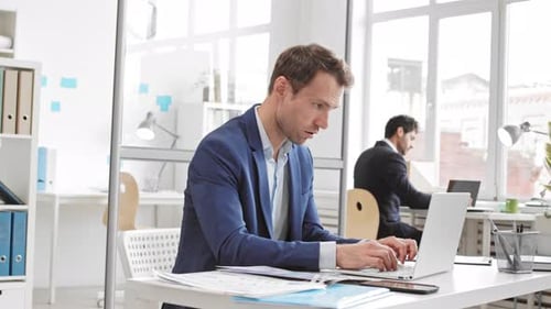Mann erschöpft von der Arbeit im Büro