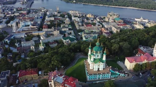 Vue aérienne de l'église Saint-André de Kiev, Ukraine.