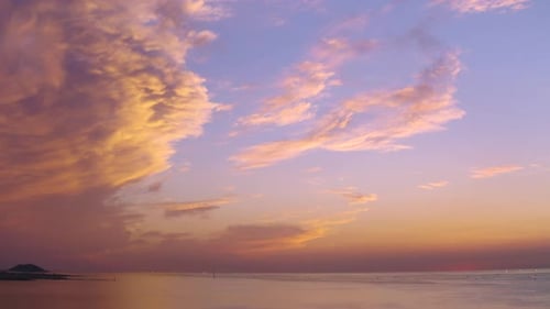 Die romantische Szene des Sonnenuntergangs am Horizont des riesigen Ozeans. Drohne sh
