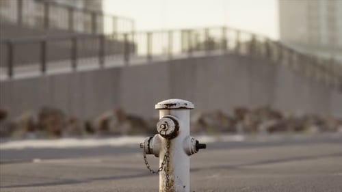 Rostiger Hydrant bei sonnigem Tag