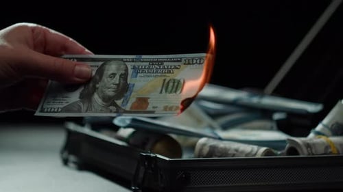 Brennende amerikanische Hundert-Dollar-Banknoten Flamme of Fire aus Geld