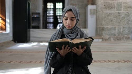 Muslimische Frau liest Koran