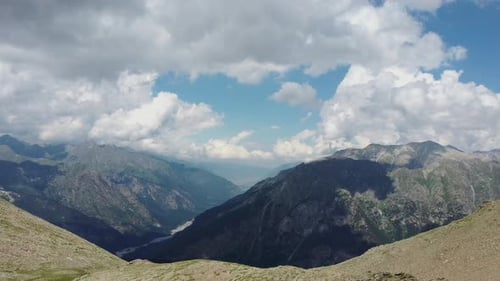 Erstaunliche Berglandschaft im Sommer