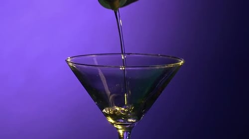 Barkeeper bereitet Cocktail mit Barausrüstung zu, Gayser, Nahaufnahme, Zeitlupe, auf Blau