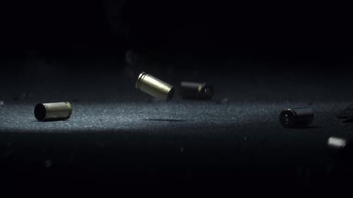 Realistischer Bullet-Metallschlitz auf dunkelgrauem Asphaltrauchen, der von den Kugeln kommt