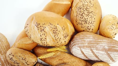 Différents pains aux grains de blé