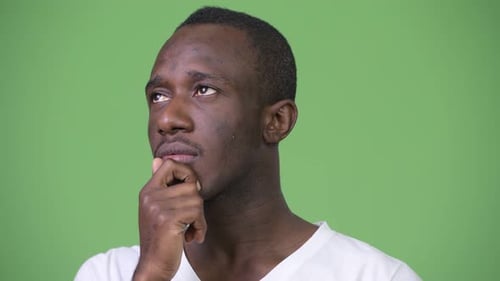 Junger afrikanischer Mann vor grünem Hintergrund