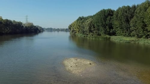 Kleine Insel in der Mitte des Flusses