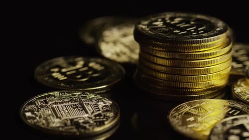 Rotierende Aufnahme von Bitcoins (digitale Kryptowährung) - BITCOIN 0628