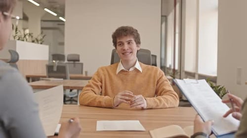 Bewerber sprechen beim Vorstellungsgespräch mit Arbeitgebern