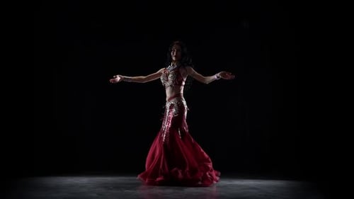 Danseuse orientale du ventre. Fond noir