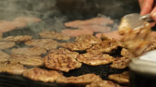 Kochen von Kuhfleischbällchen auf einem Holzfeuer