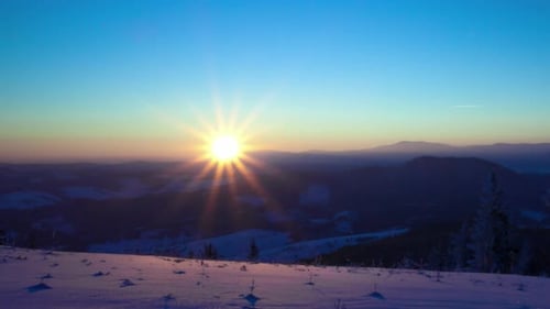 Zeitraffer bei Sonnenaufgang im Winterberg