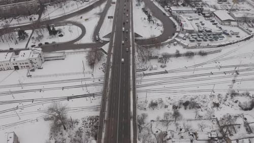 Luftaufnahme der Brücke über die Eisenbahn