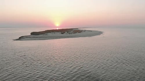 Wunderschöner orange Sonnenuntergang über Meerwasser