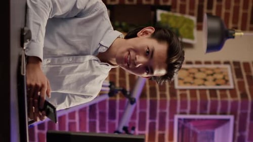 Vertikales Videoporträt eines professionellen Freelancers mit Computer zur Arbeit