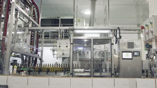 Processus de remplissage de bouteilles de vin rouge dans une usine d'embouteillage de vin.