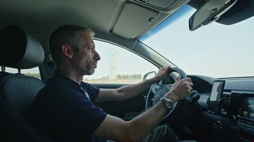 Mann fährt Auto auf der Autobahn