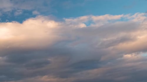 Zeitraffer mit sich schnell bewegenden Wolken am blauen Himmel
