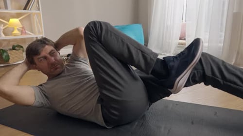 Live-Kamera Konzentriertes Sportlertraining Bauchmuskeln auf Gymnastikmatte im Wohnzimmer