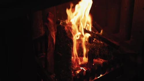 Feuer brennt in einem Kamin