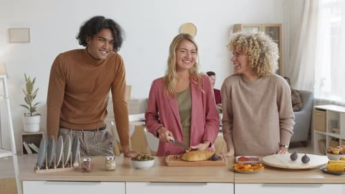Zwei verschiedene Frauen und Männer kochen festliches Abendessen