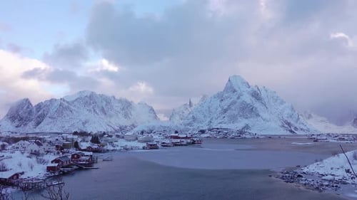 Pueblo noruego a orillas de un fiordo invernal