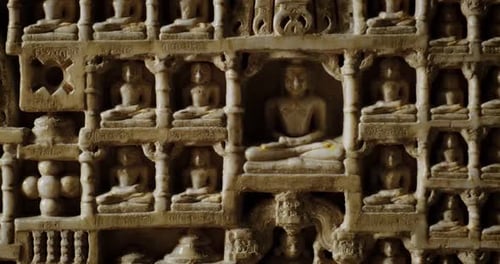 Gravures complexes sur le mur du magnifique temple jaïn de Ranakpur ou du Chaturmukha Dharana Vihara Mandir à
