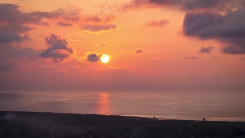 Zeitraffer des Sonnenuntergangs in den Wolken über dem Meer