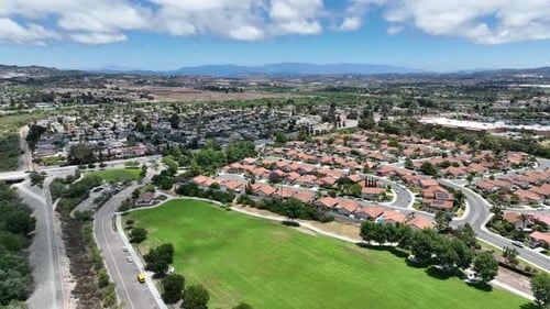 Luftaufnahme der Nachbarschaft mit überfüllten Häusern in der Vorstadt in Oceanside