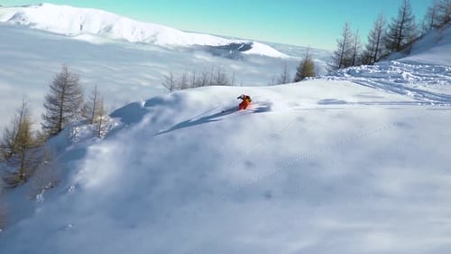 Zeitlupen-Skifahrer, der durch dichten frischen Pulverschnee schneit. Skifahrer auf dem Berg
.