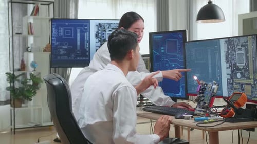 Asiatisches Team von Ingenieuren und Wissenschaftlern arbeitet am Computer, spricht, designt PCB, neue Generation