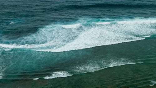 Riesige Wellen rollen nacheinander zur Küste. Surfer versuchen Wave zu fangen