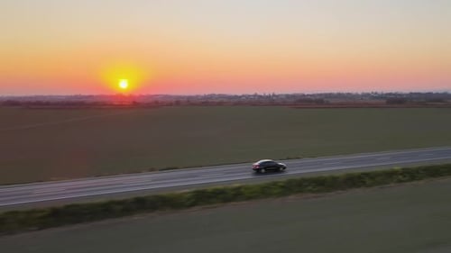 Luftaufnahme der Intercity Road mit schnell fahrenden Autos bei Sonnenuntergang