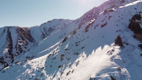 Luftlandschaft der schönen Winterberge