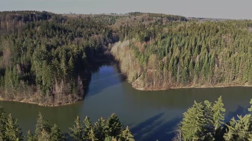 Vue aérienne de Herrenbachstausee et Schurwald dans le Bade-Wurtemberg