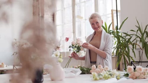 Fleuriste travaillant dans un magasin de fleurs