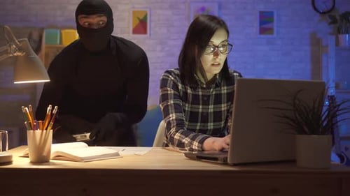 Ladrão tira fotos de documentos de outras pessoas e tira uma selfie