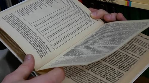 Student auf der Suche nach Informationen in einem Buch