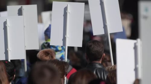 Une foule de manifestants marchent en grève contre le gouvernement