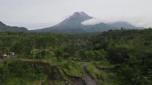 Malerischer Blick auf den Merapi-Berg, einem der beliebtesten Reiseziele in Yogyakarta, Indonesien.