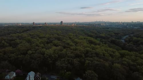 Vistas aéreas panorámicas, casas de barrio, suburbios, Yonkers con vista a Nueva York