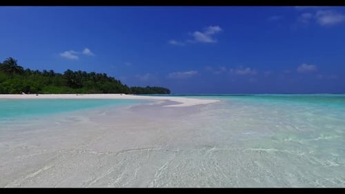 Luftmeerlandschaft des entspannenden Küstenstrandlebensstils am blauen Wasser mit weißem Sandhintergrund eines Bildes