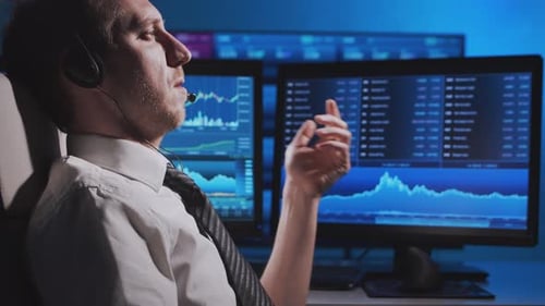 Broker arbeitet im Büro mit Workstation- und Analysetechnologie. Arbeitsplatz des Händlers.