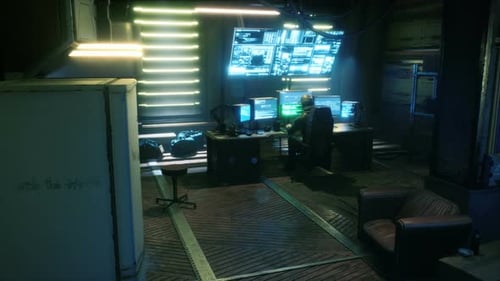 Hacker in seinem halbdunklen Büro